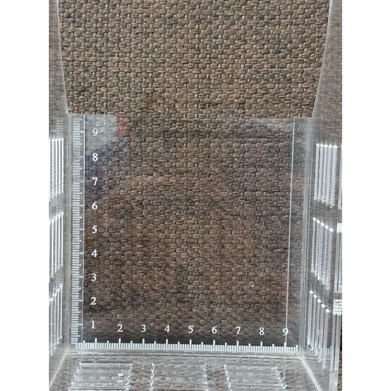 Box guppy akrilik grafir penggaris, background bening dan hitam