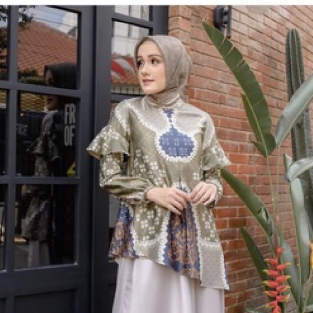 Preloved Anggrek blouse L wearing klamby Preloved