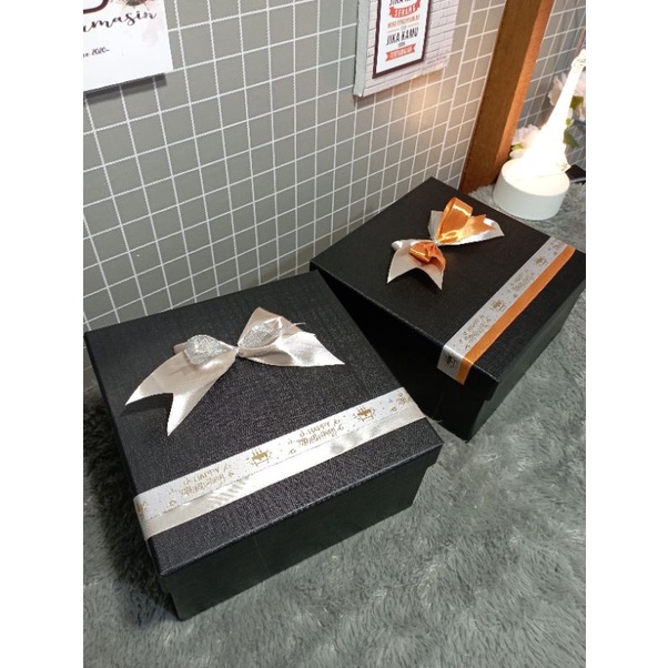 

Box Kado Ukuran 20.20 Tinggi 10 HBD Pita