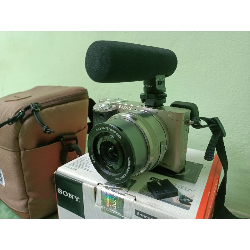 Kamera mirrorless Sony a6000 silver plus MicSony ECM GZ1M seken mulus