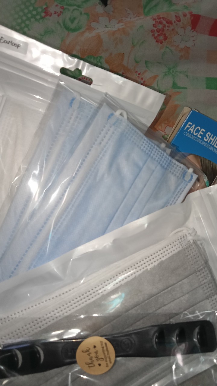 Face Shield Anti Debu Dengan Frame Warna Putih Pink Transparan Sebagai Penyangga | Rumify