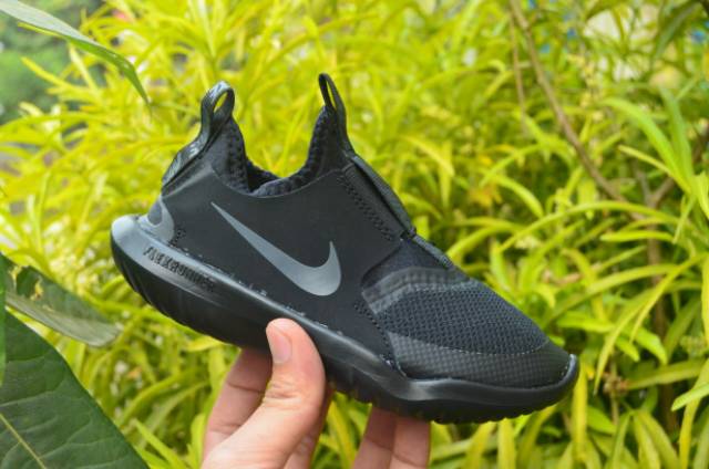all black nike shoes youth