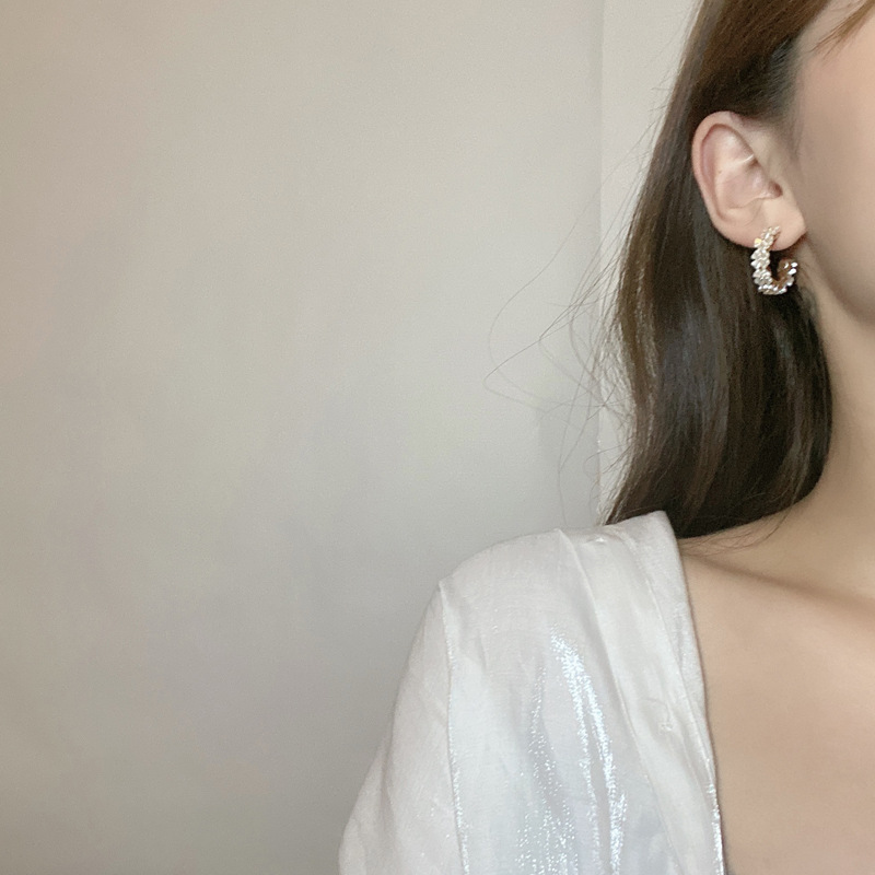 Anting Bentuk C Setengah Lingkaran Motif Kelopak Bunga Bahan resin Warna silver Untuk travel