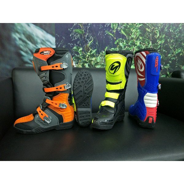 DSA                  SEPATU CROSS SND NEW COLOUR .