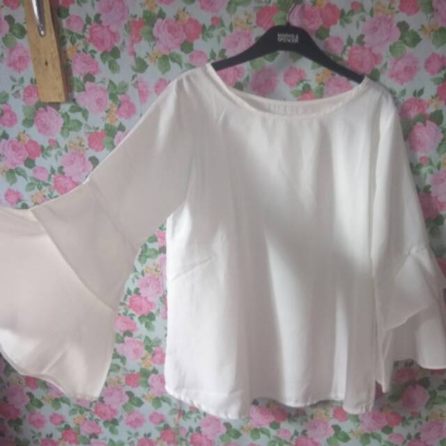 blouse ruffle putih