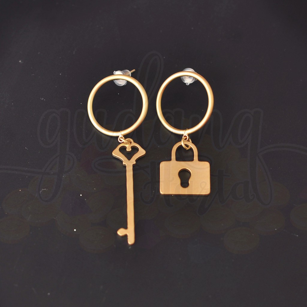 Anting Stud Golden Lock and Key Panjang Asimetris Lucu Unik GH 203257