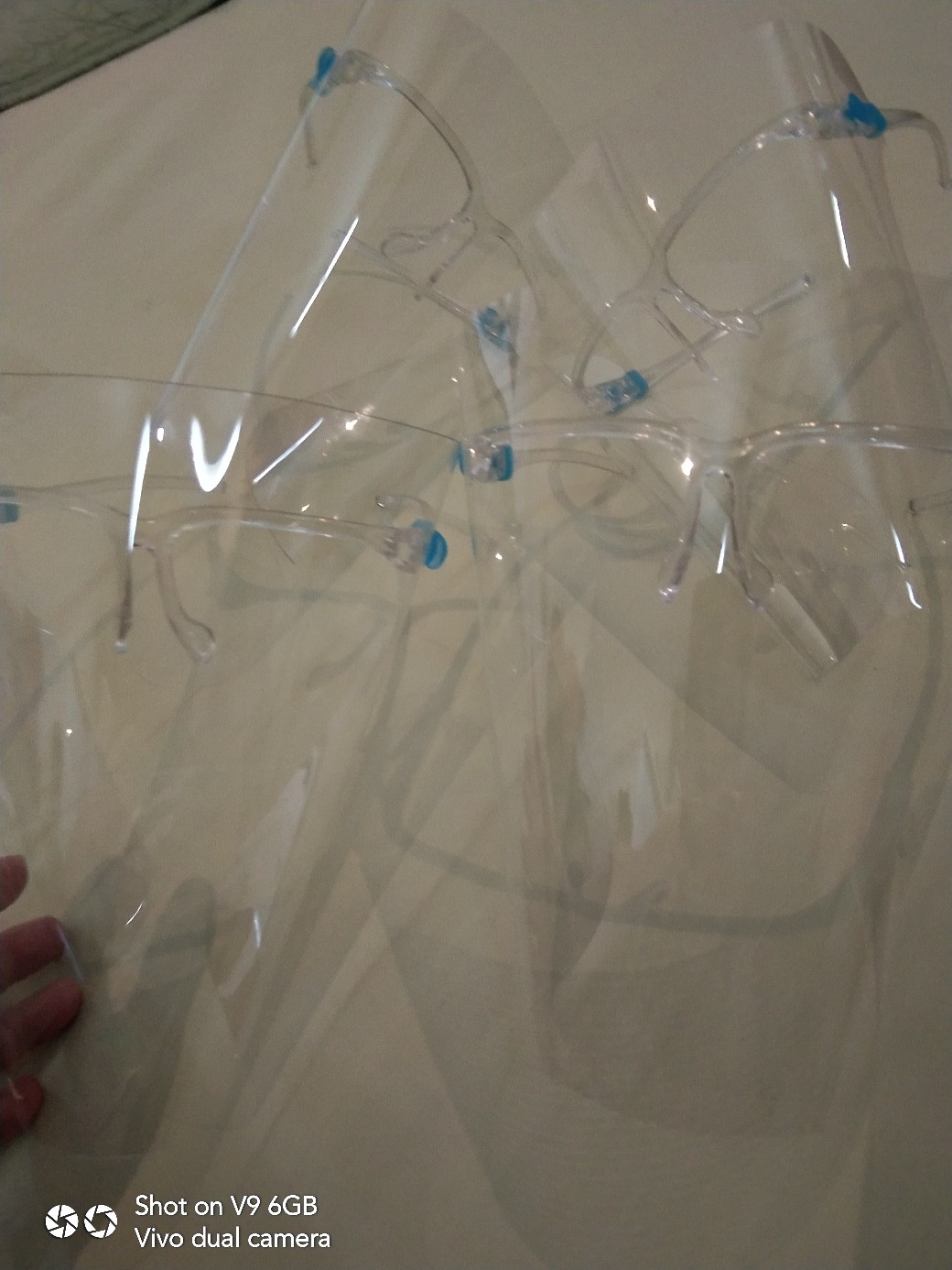 Face Shield Anti Debu Dengan Frame Warna Putih Pink Transparan Sebagai Penyangga | Rumify