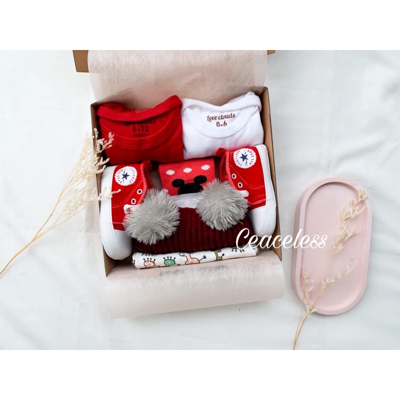 Hampers New Born Baby Hampers Bayi Kado Lahiran Kado Bayi Baju Bayi Sepatu Bayi Gift Box Baby-CasualPompom Red J