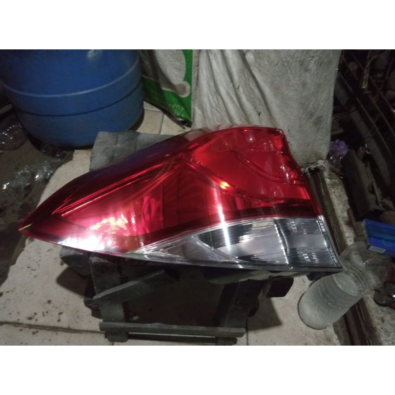 lampu belakang Mobilio original sebelah kiri