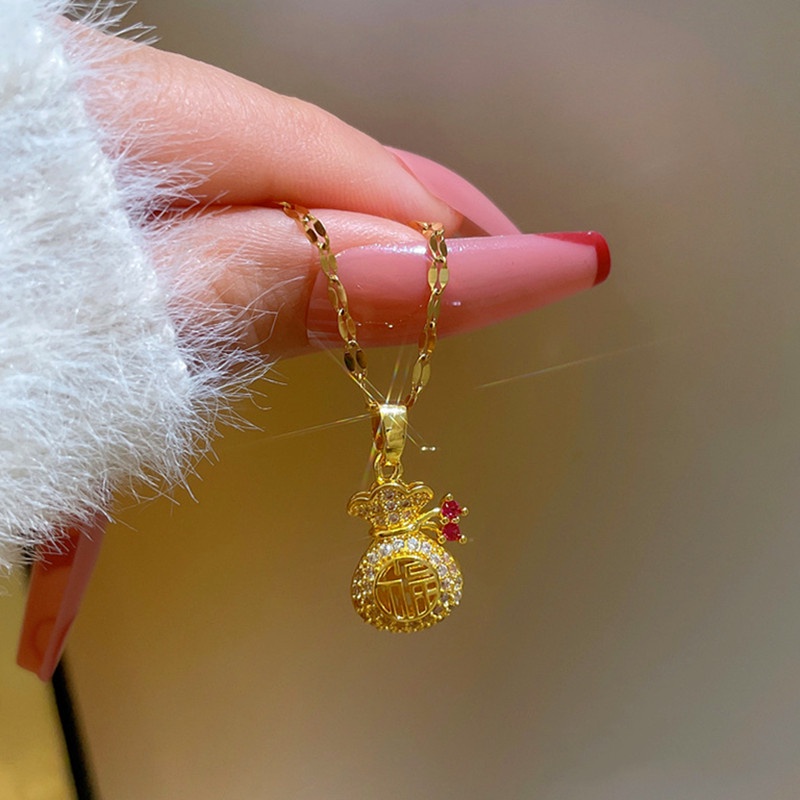 Kalung Titanium Tas Uang Beruntung &quot;Fu&quot; Wanita Anti Karat Emas 18k Perhiasan