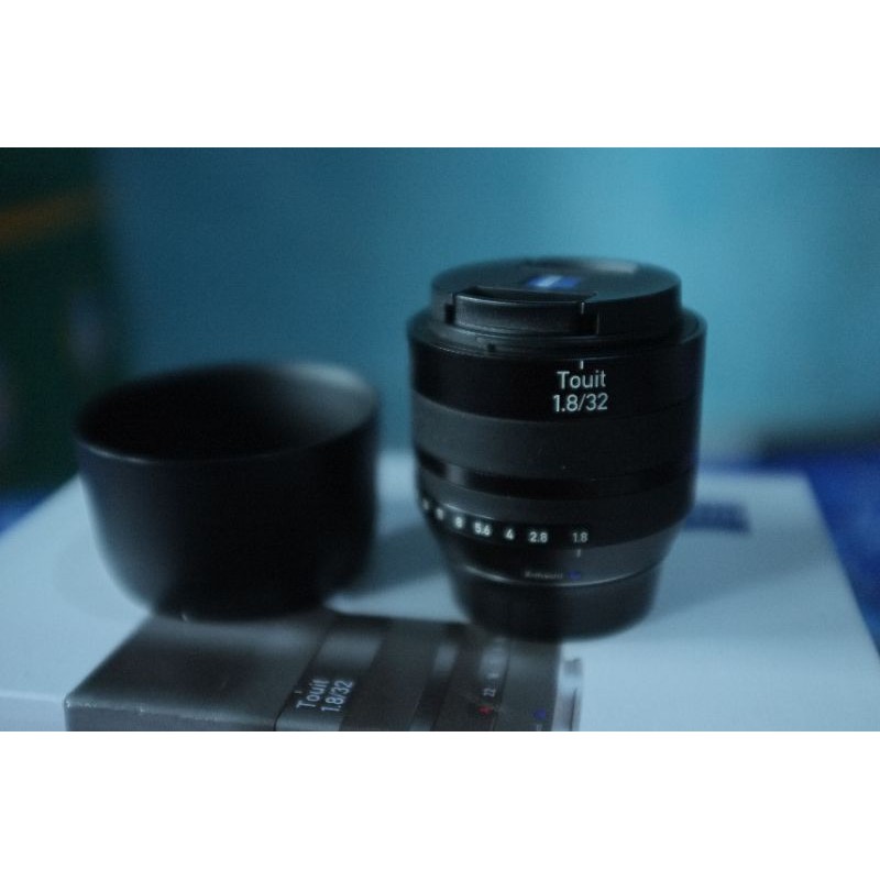 LENSA ZEISS TOUIT 32mm f1.8 FUJIFILM