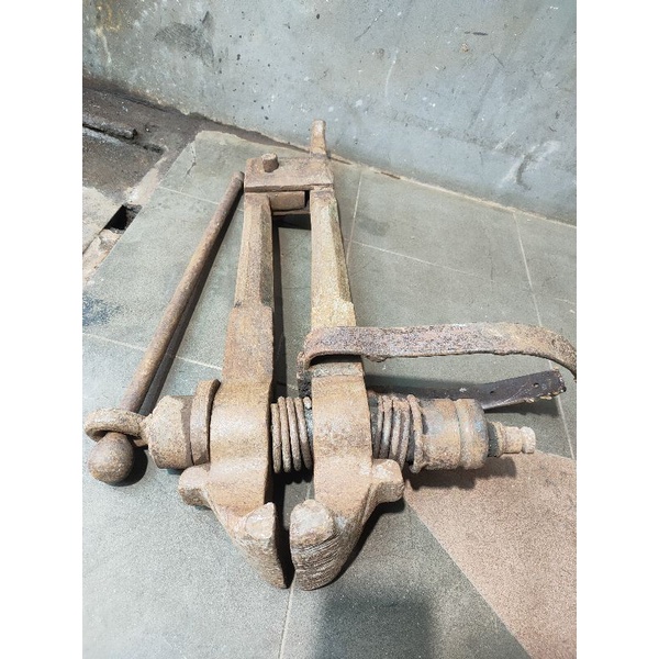 ragum catok penjepit tanam berdiri