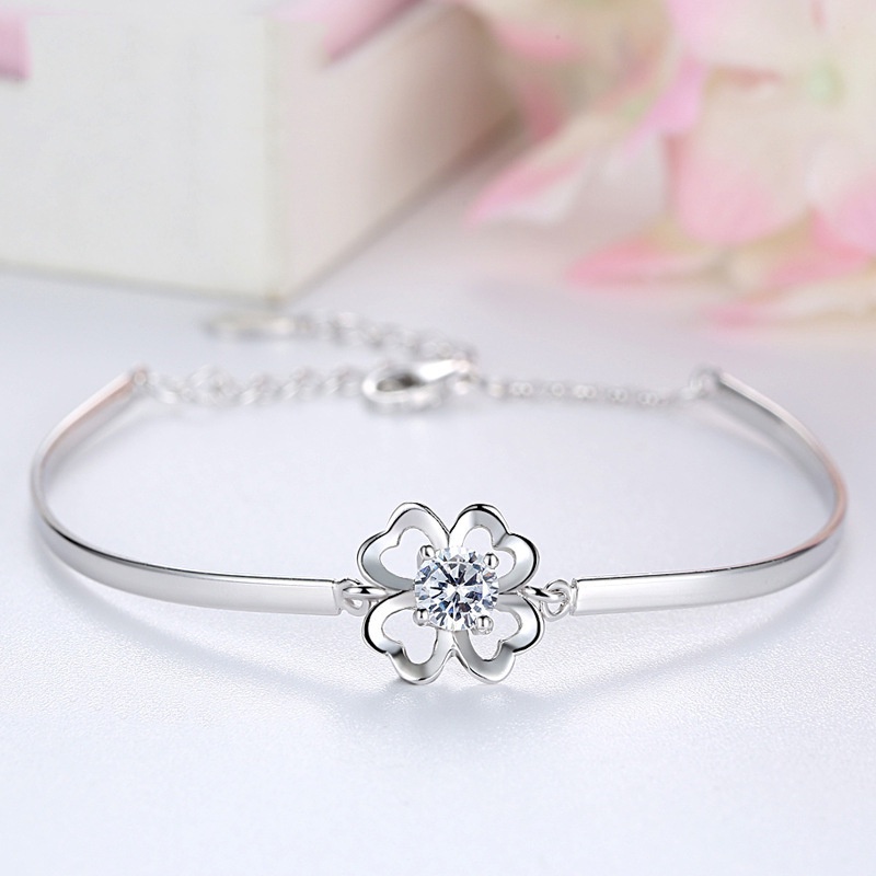 Gelang Desain Daun Clover Bahan Stainless Steel Warna Silver Untuk Wanita