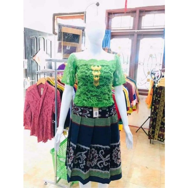 setelan etnik rok tenun dan atasan brokat hijau