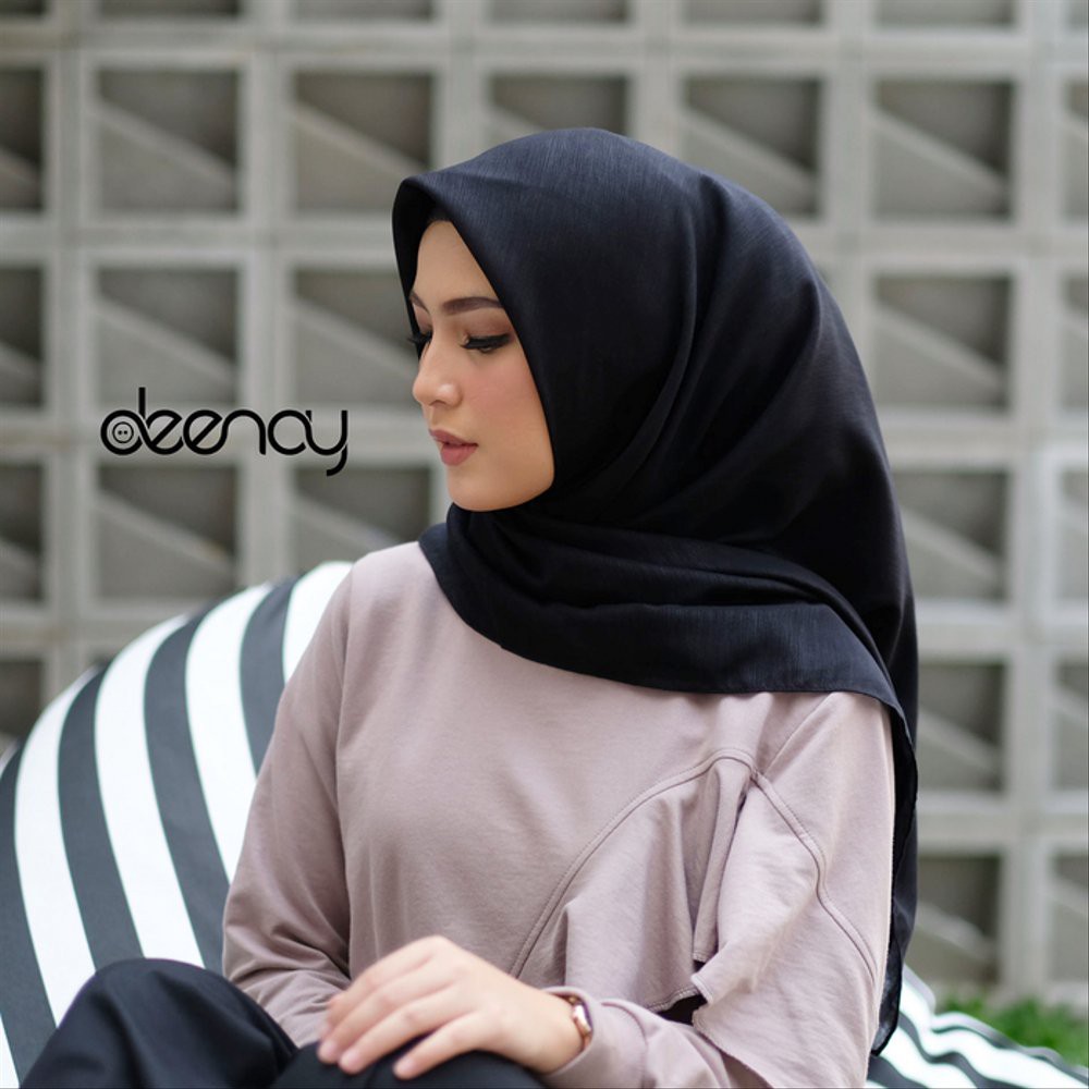 Hijab Segi Empat Deenay Polos Liza Plain Black Voal Ultrafine Sewing Plat Besi dan bordir