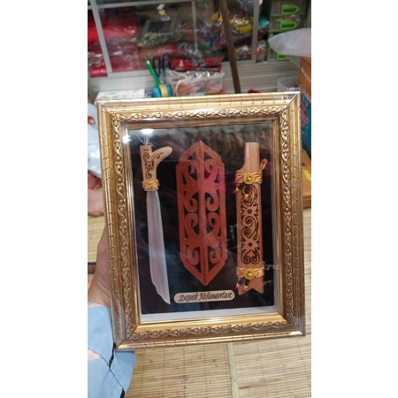 bingkai foto pajangan dinding khas dayak