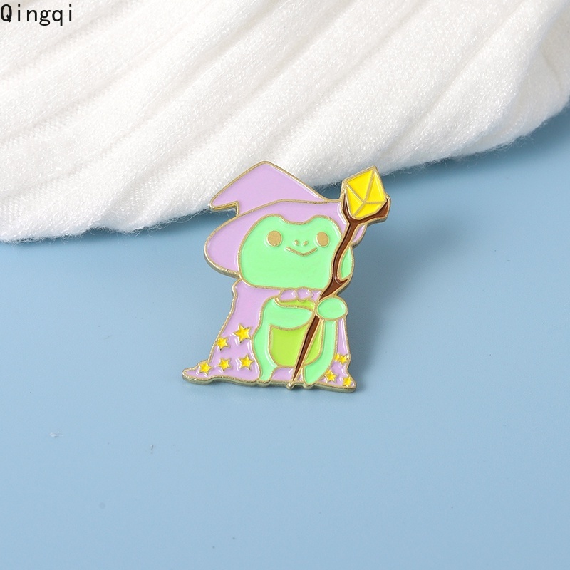 Bros Pin Enamel Desain Kartun Penyihir Katak Magic Lucu Aksesoris Tas Ransel / Hadiah Anak