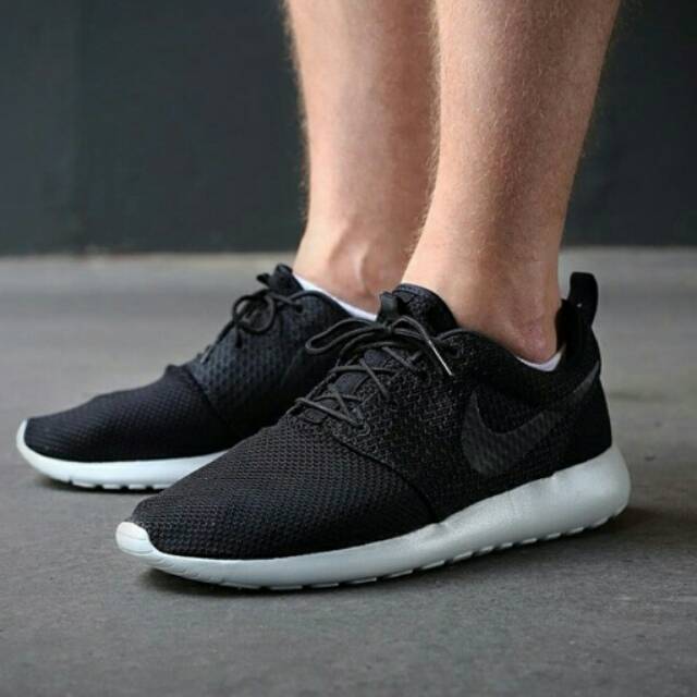 nike roshe run white and black