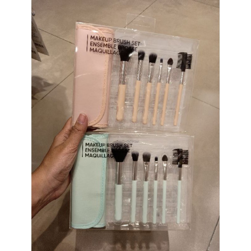 miniso Makeup brush set with pouch