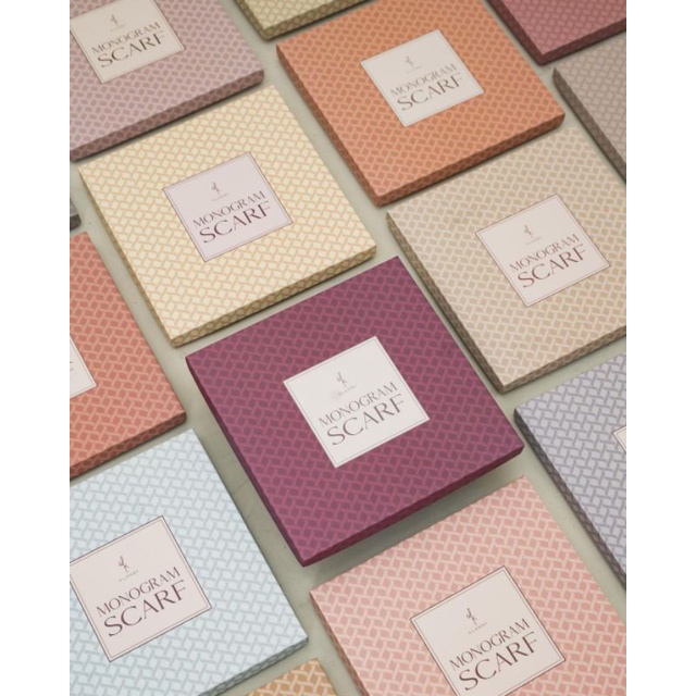 MONOGRAM SCARF WEARING KLAMBY WK