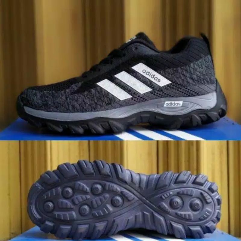 Sepatu Adidas. Sepatu outdoor . Sepatu gunung