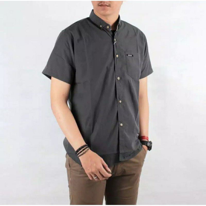 Kemeja Polos Pria Lengan Pendek Kemeja Hitam Cowo Slimfit Ukuran M L XL