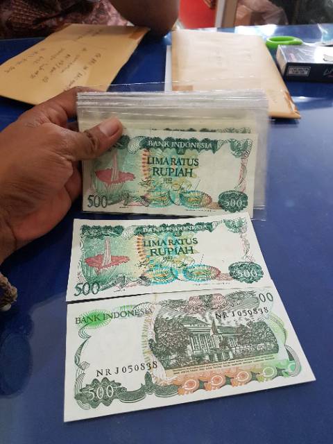 UP118 UANG KUNO 500 RUPIAH BUNGA BANGKAI TH 1980