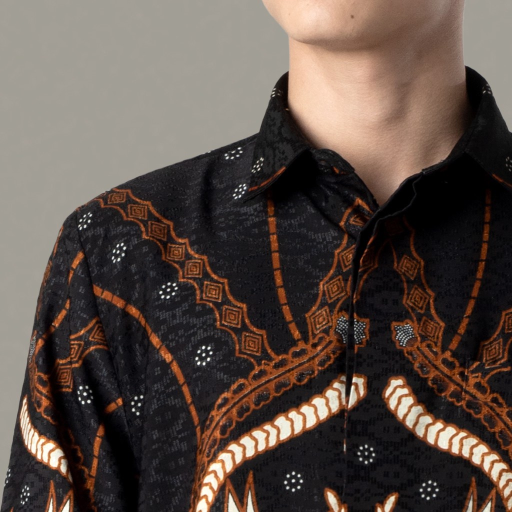 Benhill Kemeja Pria Batik Sutra Dobby Lengan Panjang  Hitam Motif 25090