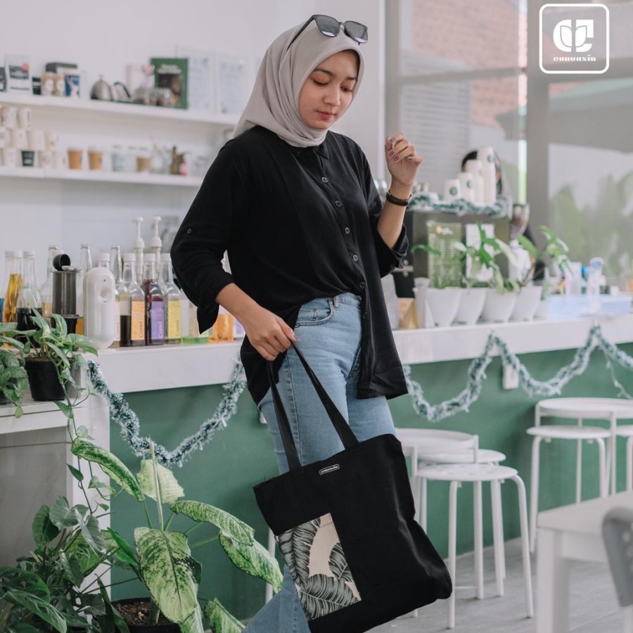 Tote bag black &amp; banana leaf