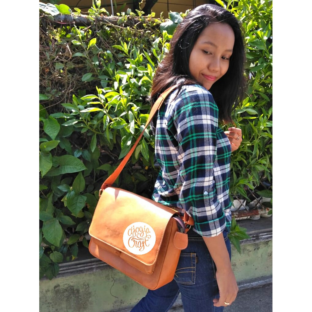 Tas Kulit Selempang Postman - Coklat Muda