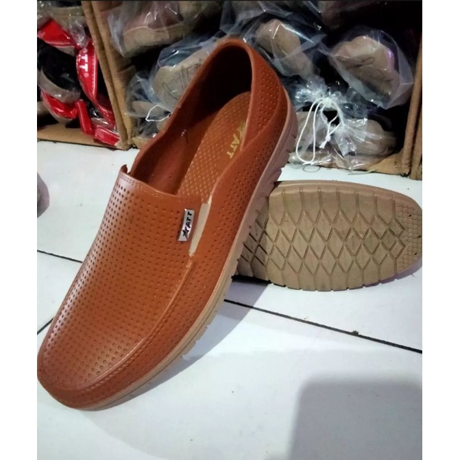 sepatu karet pria terlaris terkuat kuat anti air. terbuat dari pabrik att