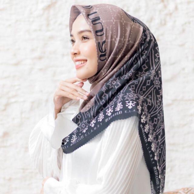Kanaka scarf wearing klamby Bromo