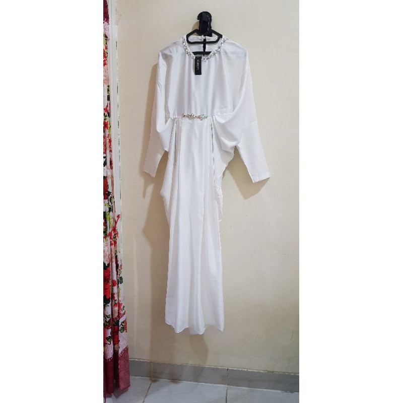 Baju kaftan putih