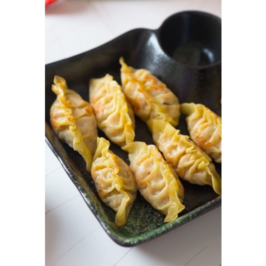 

Gyoza / kuotie / dumplings frozen food isi daging ayam udang giling 10pcs