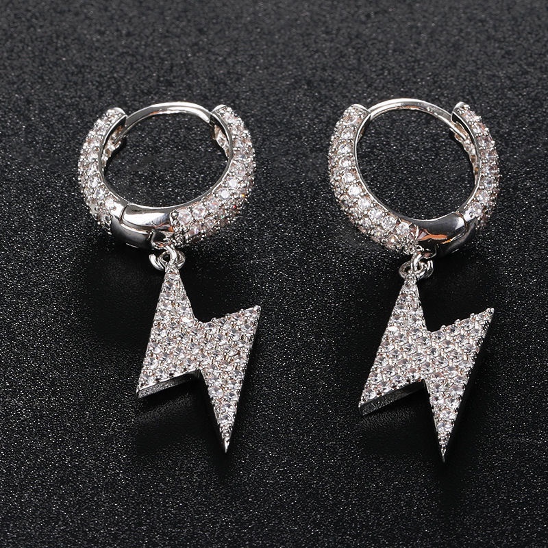 Anting Hypoallergenic Desain Petir Aksen Kristal Kubik Zirkonia Warna Perak Gaya Hip Hop Untuk Pria Dan Wanita