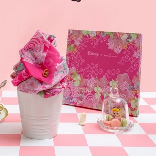 The Wonderland Square by Buttonscarves