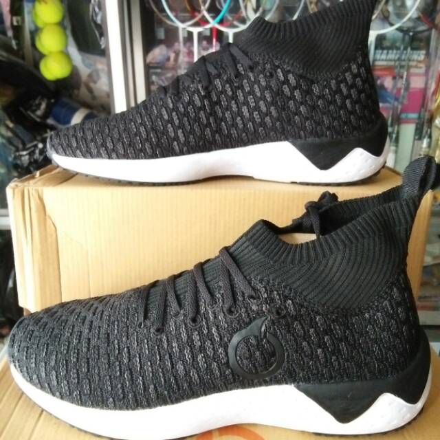 SEPATU RUNNING ORTUSEIGHT MAGNETO BLACK