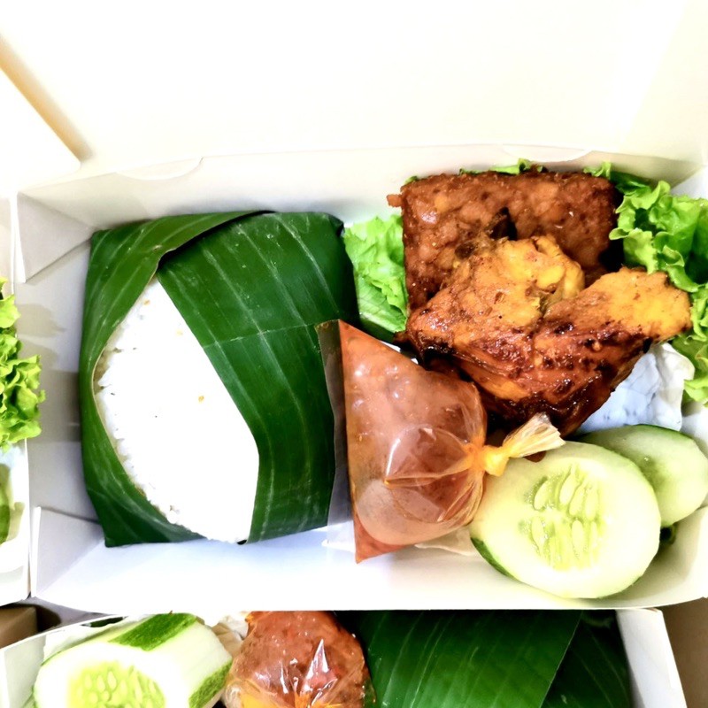 

Nasi Kotak/Paket Titiandfood Catering Nasi putih+Ayam goreng+Tempe+Sambal