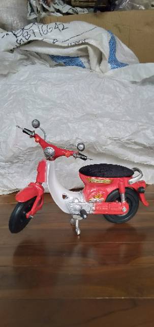 Miniatur Sepeda Motor Roda Dua, Vespa Jaman Dulu Untuk Pajangan Dekorasi Hiasan Ruang atau Kamar dan Koleksi