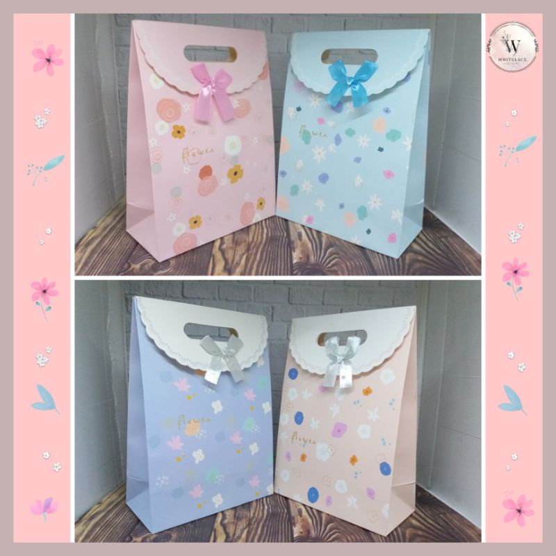 

Paper Bag Kado Model Tutup Pita Ukuran Sedang (Size M) Dotty Flowers Series Tas Jinjing Kertas Hadiah Premium