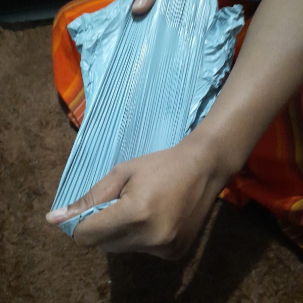 

amplop Plastik Packing Polymailer Kemasan Wrap Online ada lem irit lakban permukaan luar glossy warna yang halus lapisan dalam berwarna hitam untuk memberikan ketahanan terhadap panas yang sangat baik Ketebalan 40 Micron paket aman di ekpedisi sealer lem