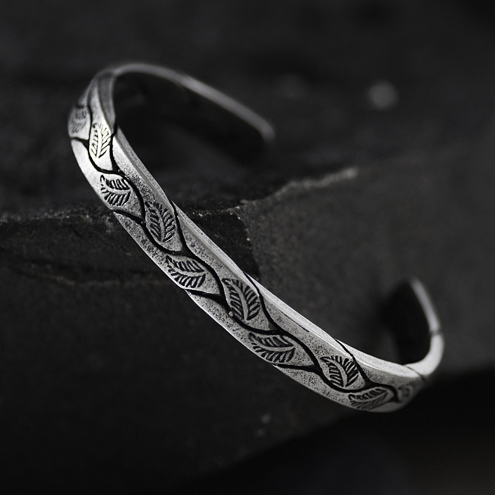 Gelang Model Terbuka Bahan Titanium Stainless Steel Desain Daun Warna Silver Gaya Antikretropunkviking Untuk Pria