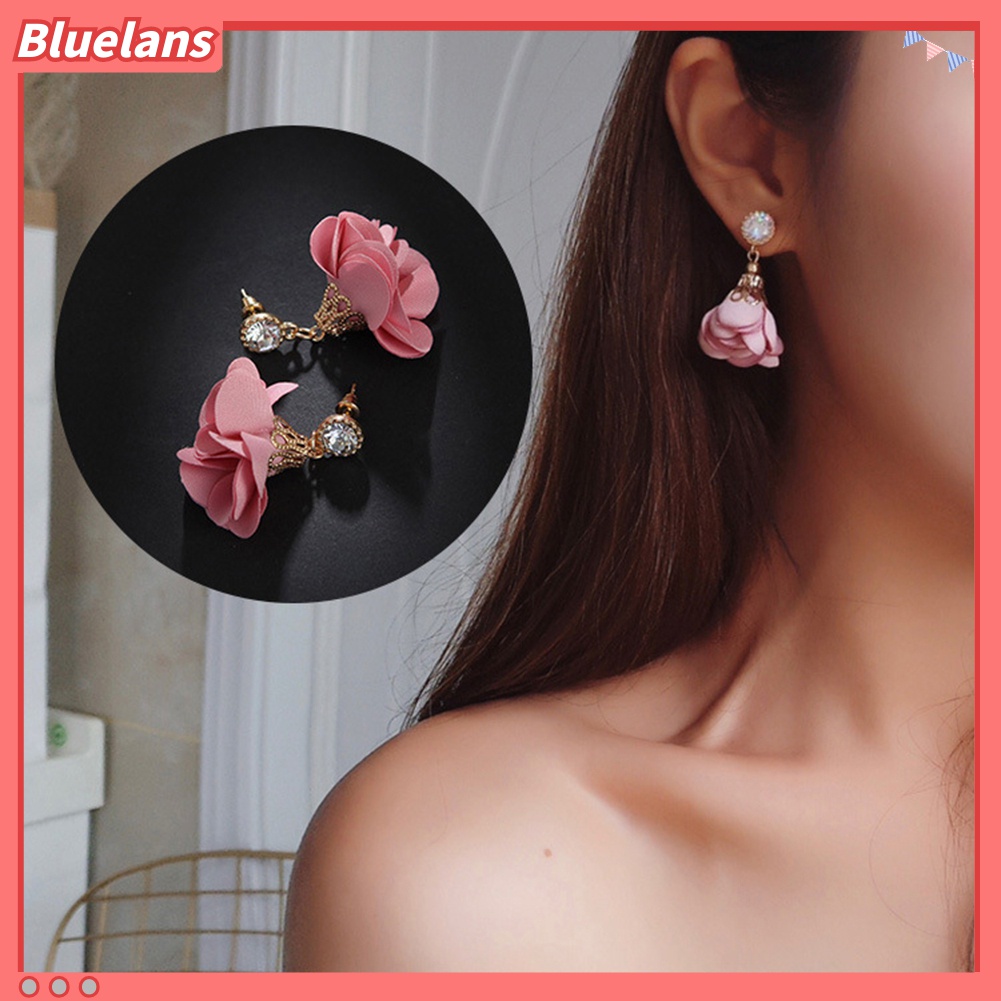 Anting Stud Liontin Bunga Bahan Kain Aksen Berlian Imitasi Gaya Vintage Untuk Wanita