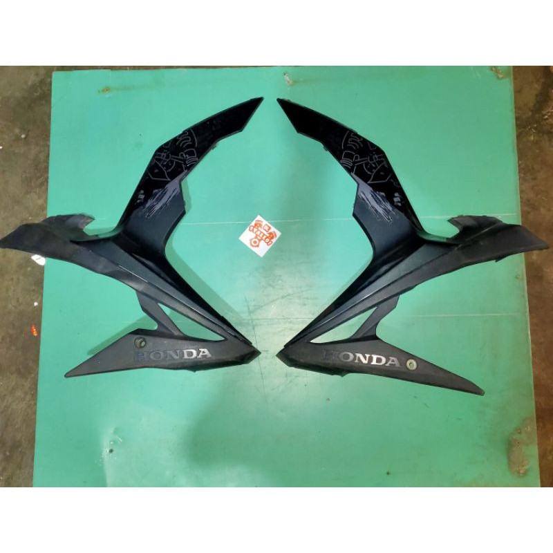 cover sayap depan cover body Honda Sonic 150 R led hitam doff asli original.