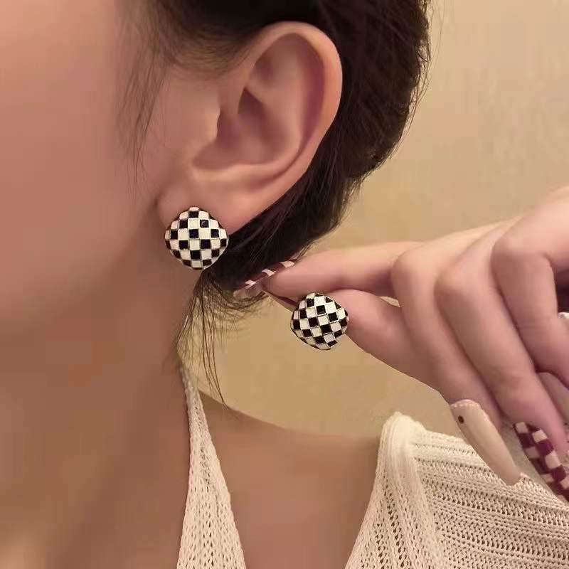 Anting Tusuk Motif Papan Catur Gaya Korea Untuk Wanita