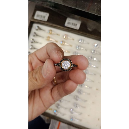 Cincin Wynn,(semi diamond Eropa) Tidak luntur,kusam sikat pake odol ya,Aman dipake mandi/sehari hari