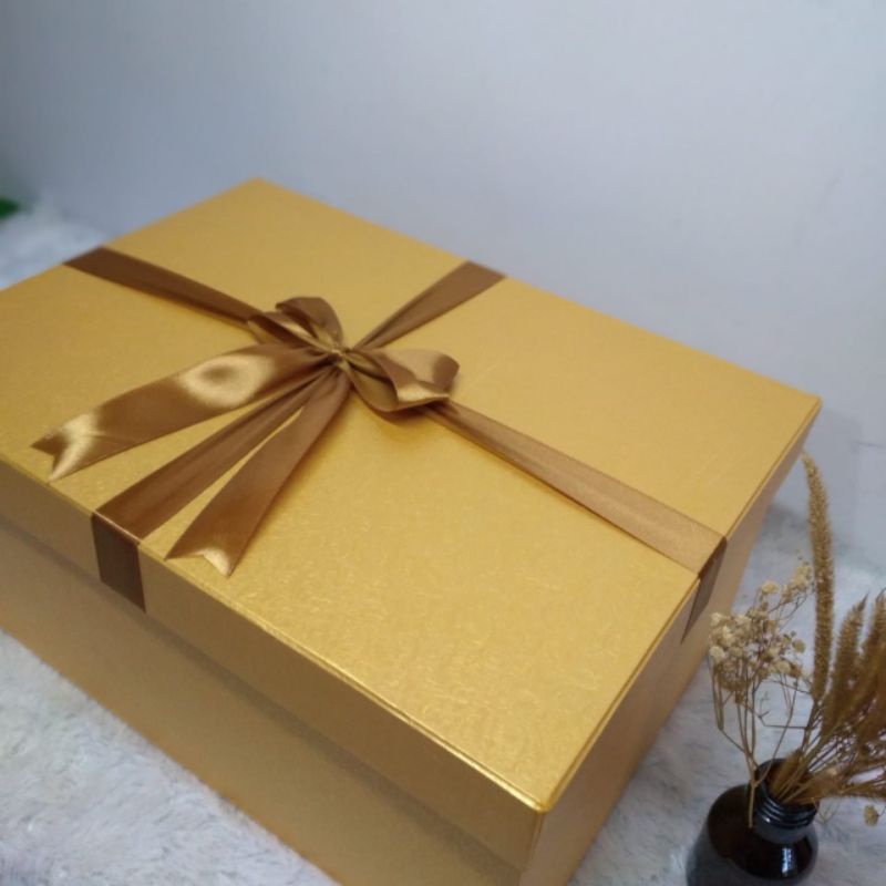 

Gift Box Premium size 35 25 15 cm GOLD
