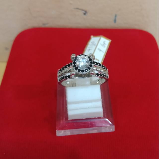 Cincin emas putih kadar 750 mata hitam