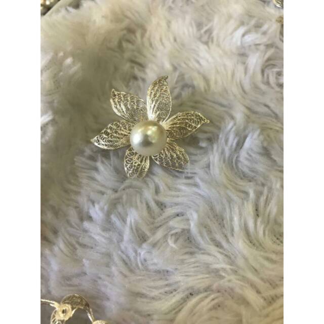 Bros perak mutiara tawar