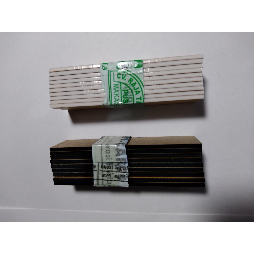 Bahan Akrilik Papan Nama Dada Acrylic Nametag warna putih dan Hitam Pekat